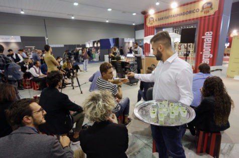 BARITALIA HUB, BARI 26/09/2017. 
MIXOLOGY. 
Gin&tonic experience: più dolce alla spagnola o più secco all'italiana? 
Álvaro Vázquez, brand ambassador Premium Mixer, con Debora Tarozzo, bartender. 
by Schweppes. 
FOTO DI PAOLO RIGHI - MERIDIANA IMMAGINI