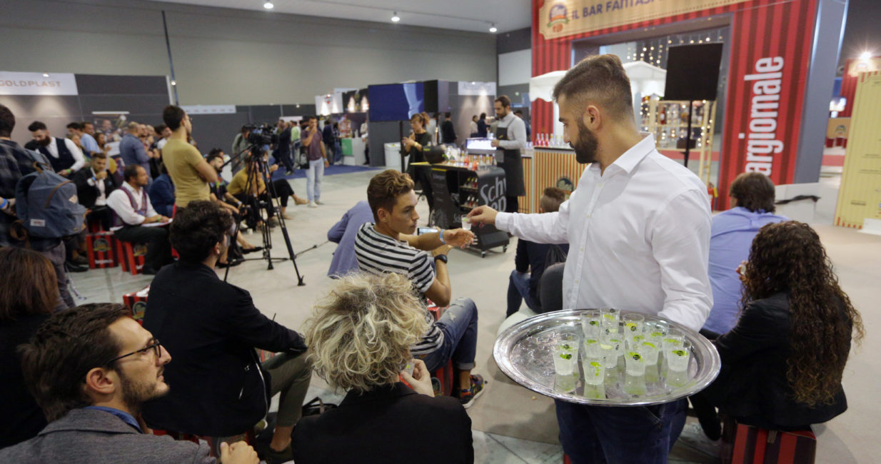 BARITALIA HUB, BARI 26/09/2017. 
MIXOLOGY. 
Gin&tonic experience: più dolce alla spagnola o più secco all'italiana? 
Álvaro Vázquez, brand ambassador Premium Mixer, con Debora Tarozzo, bartender. 
by Schweppes. 
FOTO DI PAOLO RIGHI - MERIDIANA IMMAGINI